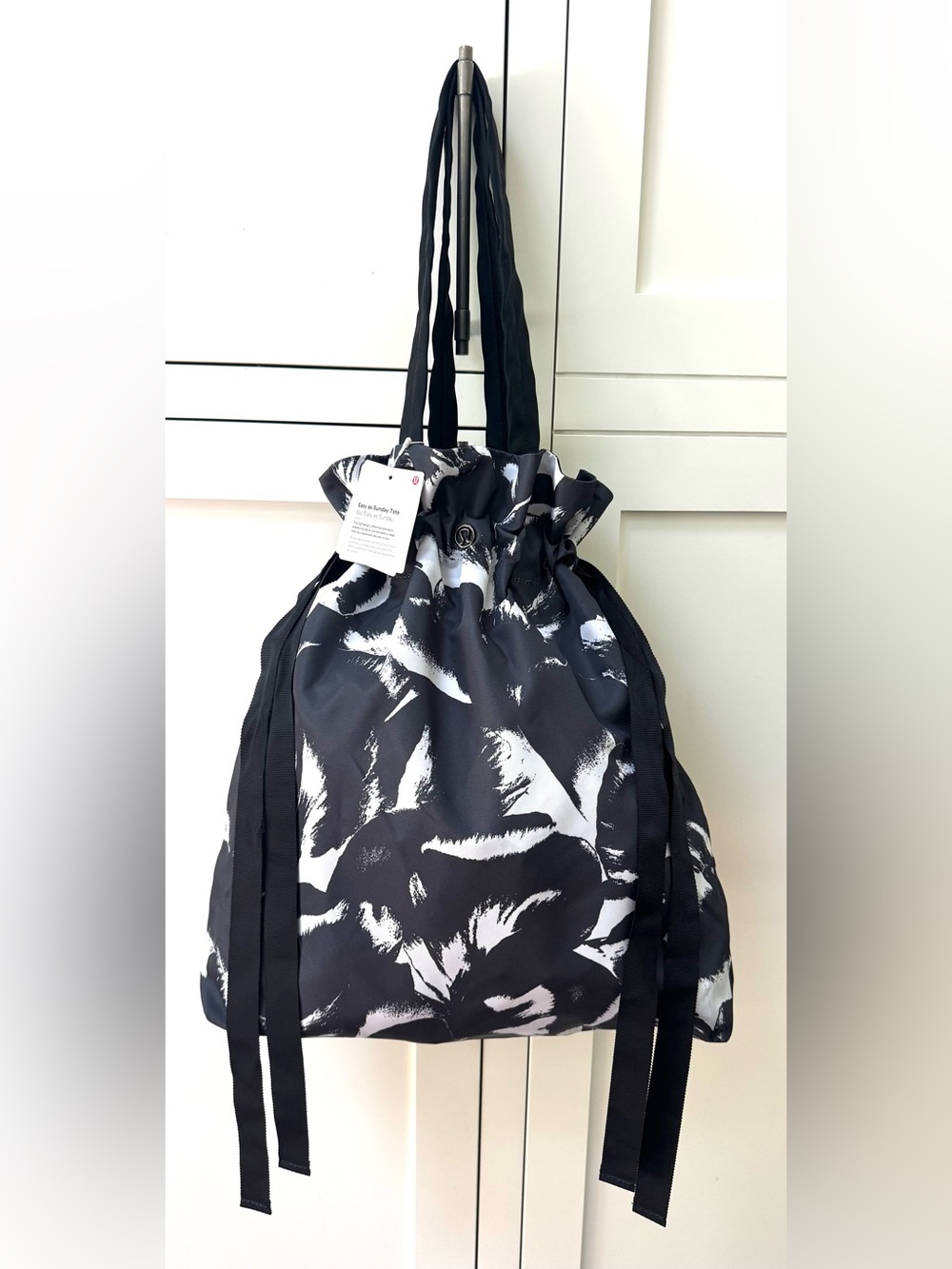 LILULEMON NWT Easy As Sunday Tote 19L Midi Flower Pop Deep Coal